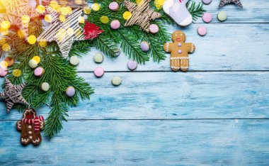 Mavi ahşap arka plan ve noel süsü. Noel veya N