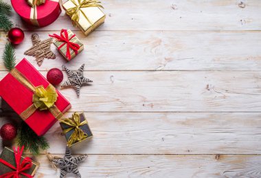 Noel süsü ve hediye kutuları ahşap masada. Noel veya