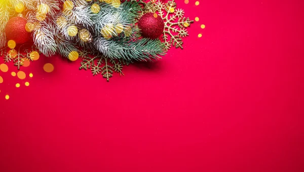 Rode Nieuwjaar of Kerst achtergrond met sparren tak en kerst — Stockfoto
