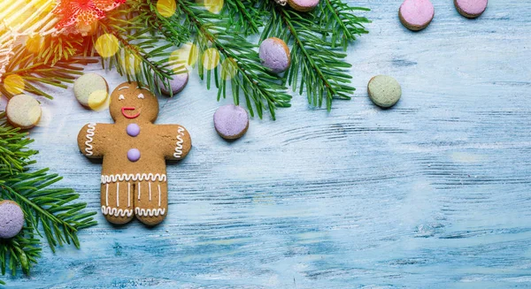 Fondo de madera azul con decoración navideña y pan de jengibre — Foto de Stock