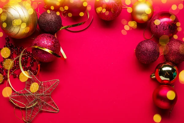 Roter Neujahrs- oder Weihnachtshintergrund und funkelnde Weihnachtsbälle — Stockfoto