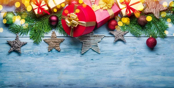 Blauwe houten achtergrond met kerstdecor met geschenkdozen. Chr. — Stockfoto