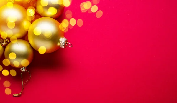 Czerwony Nowy Rok lub Boże Narodzenie tle złote kulki Boże Narodzenie — Zdjęcie stockowe