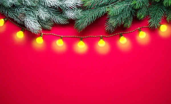 Czerwony Nowy Rok lub Boże Narodzenie tle z gałązką jodły i Boże Narodzenie — Zdjęcie stockowe
