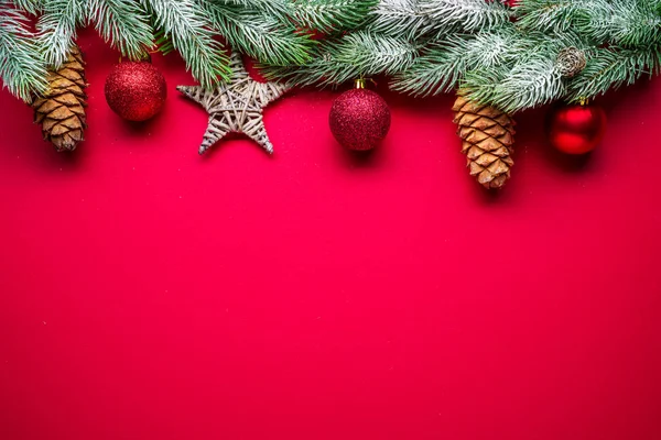 モミの枝とクリスマスと赤の新年やクリスマスの背景 — ストック写真