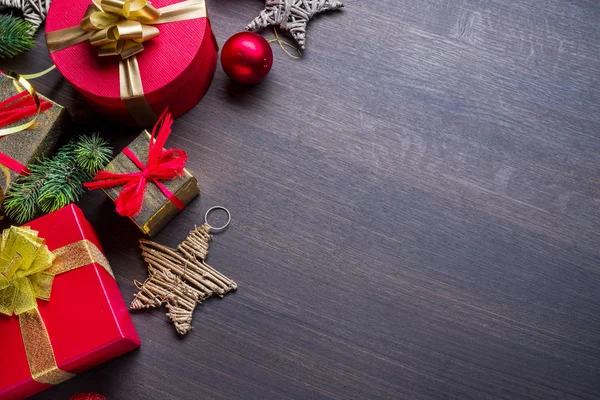 Decoração de Natal e caixas de presente na mesa de madeira escura. Cristo. — Fotografia de Stock