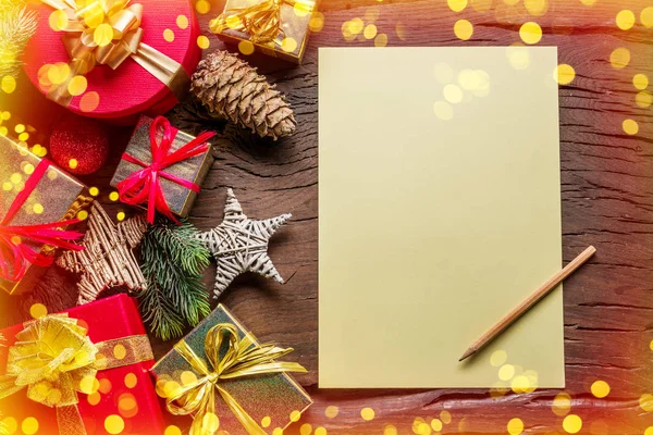 Carta de papel de Santa vacía y decoración de Navidad a su alrededor. Chr. — Foto de Stock