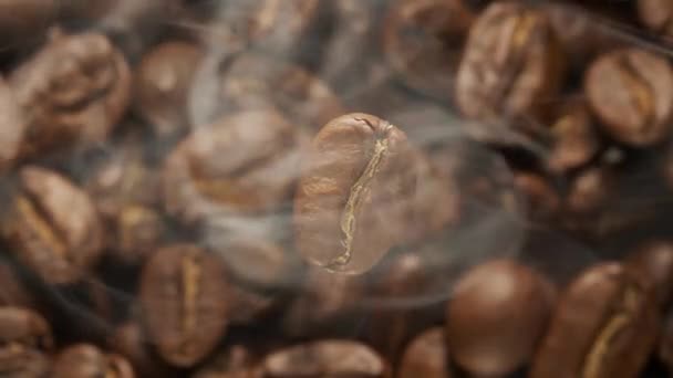 Makro Kávových Zrn Otáčí Dole Pozadí Pražení Kávových Zrn Kouřem — Stock video