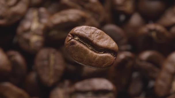 咖啡豆宏观旋转 下方是烘烤咖啡豆的背景 咖啡豆接近观众 黑魔法6K相机 — 图库视频影像