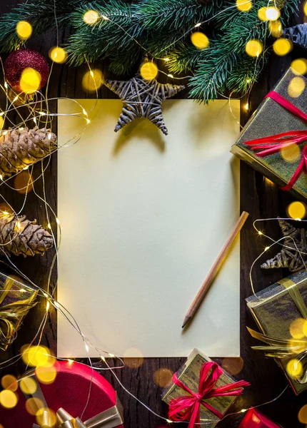 Carta de papel de Santa vacía y decoración de Navidad a su alrededor. Chr. — Foto de Stock