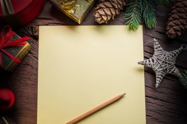 Noel Baba 'nın boş kağıt mektubu ve Noel süsü. - Evet.