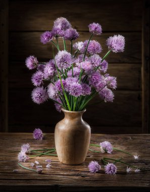 Soğan (chives) buket üzerinde ahşap tabl vazoda