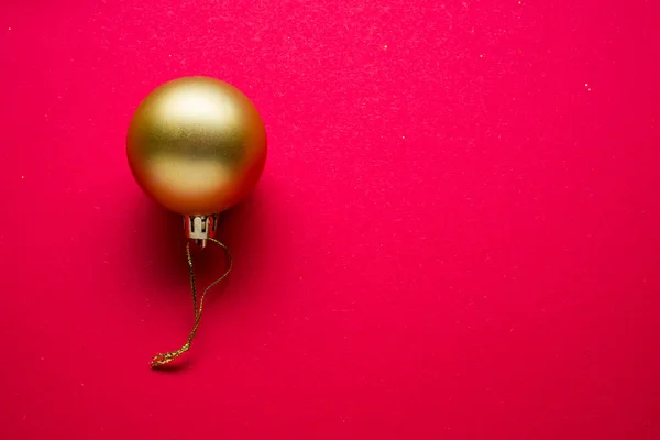 Kırmızı Yeni Yıl ya da Noel arkaplanı ve altın noel balosu — Stok fotoğraf