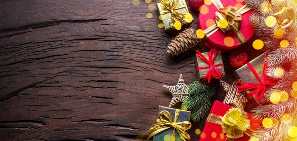 Decoración de Navidad, cajas de regalo y luces borrosas en madera vieja — Foto de Stock