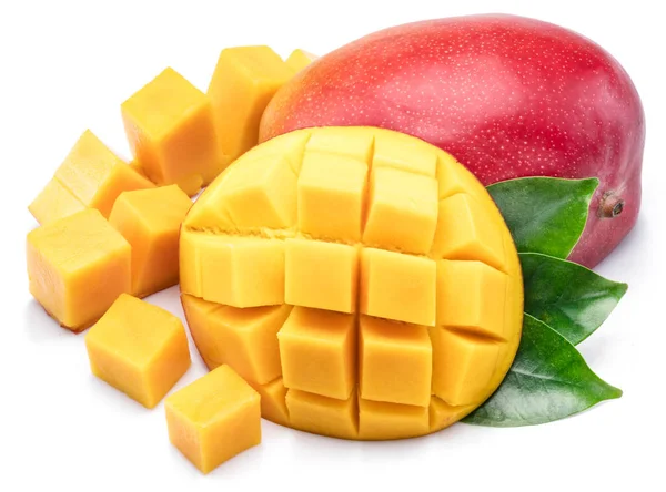 Fruta de mango con cubos de mango. Aislado sobre un fondo blanco. — Foto de Stock