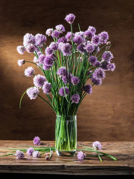 Buquê de cebola (cebolinha) flores no vaso na mesa de madeira — Fotografia de Stock