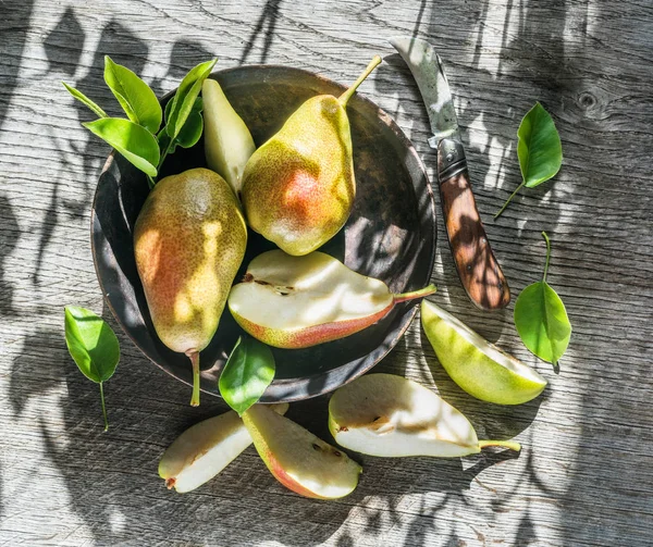 Rijp peren op bord op de houten tafel in de tuin. Bovenaanzicht. — Stockfoto