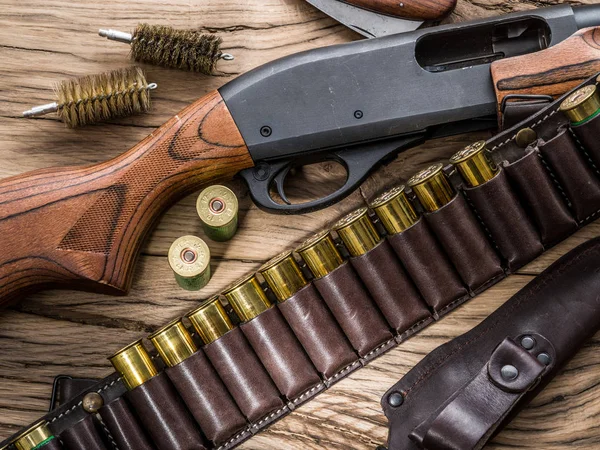 Αντλία κυνηγετικό όπλο δράσης, 12 guage κασέτα και κυνηγετικό μαχαίρι. — Φωτογραφία Αρχείου