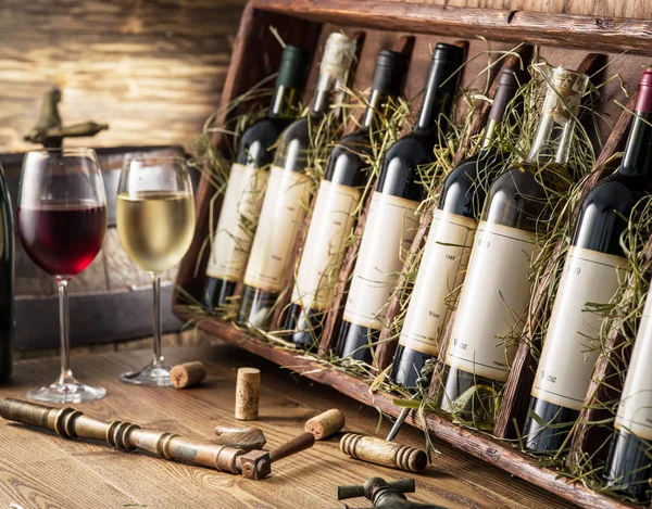 Lahví vína na dřevěné police. — Stock fotografie