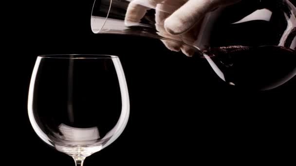 Vin Rouge Une Bouteille Déverse Dans Verre Sur Fond Noir — Video