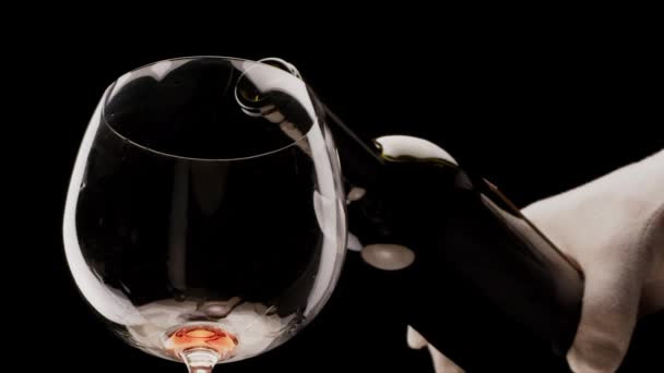 Vin Rouge Une Bouteille Déverse Dans Verre Sur Fond Noir — Video