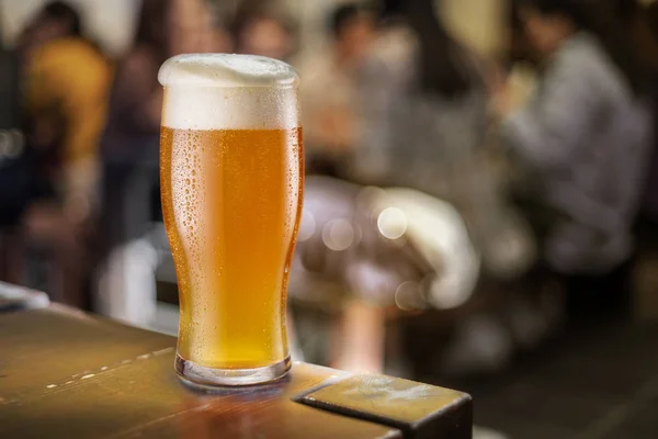 Glas ungefiltertes Bier steht auf einem Tisch in einer Kneipe. — Stockfoto