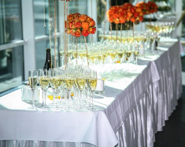 Glasses of wine. Banquet service. — Stock Photo, Image