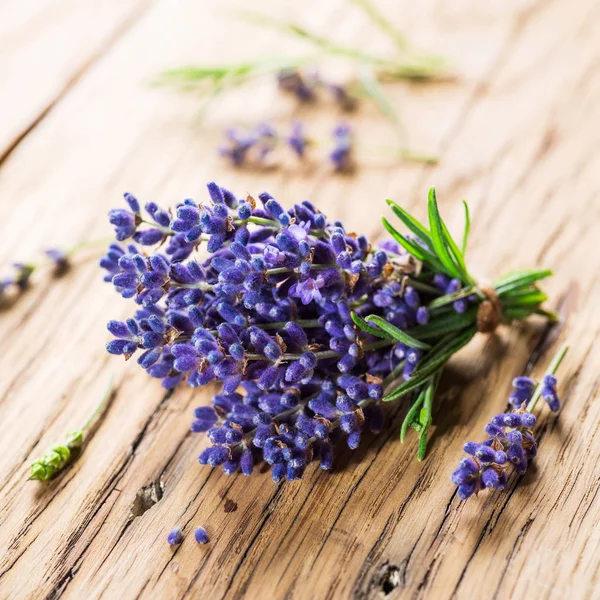 Bando de flores de lavandula ou lavanda no fundo de madeira . — Fotografia de Stock