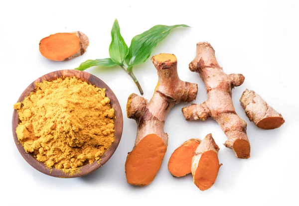 Rizoma di curcuma fresca e polvere di curcuma isolati su bac bianco — Foto Stock