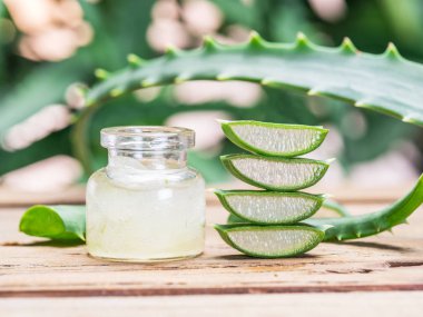 Taze aloe bırakır ve aloe jeli ahşap sekmesinde kozmetik kavanoza