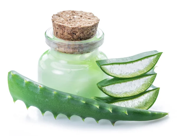 Gel de aloés no frasco cosmético e folhas de aloés frescas nas costas brancas — Fotografia de Stock