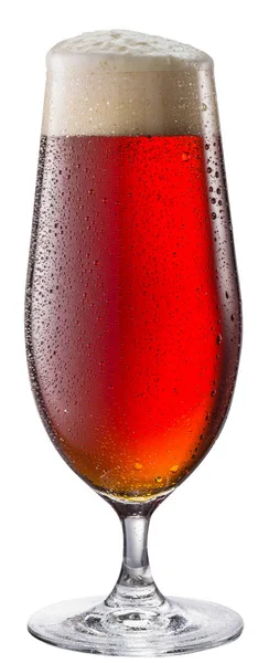 Glas rood bier geïsoleerd op een witte achtergrond. — Stockfoto