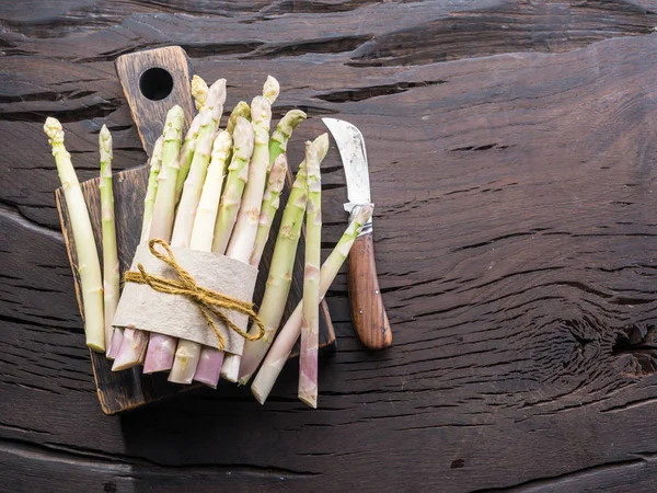 Verse witte asperges spruiten op houten tafel. Koninklijke groente. — Stockfoto
