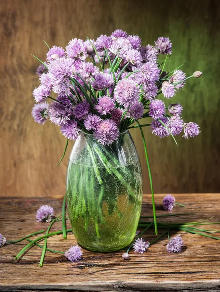 Аромат луковых (луковых) цветов в вазе на деревянной доске — стоковое фото