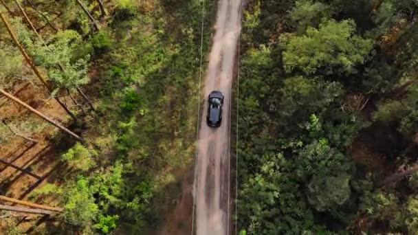 Cima Para Baixo Seguindo Carro Preto Longo Uma Estrada Rural — Vídeo de Stock