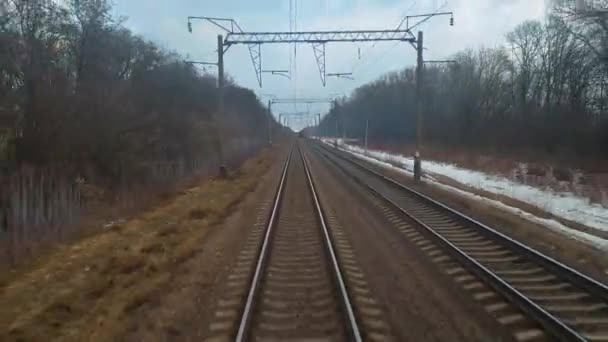 田舎のレール上の列車の動きのプロセス 最後の馬車から出発するレールに戻る — ストック動画