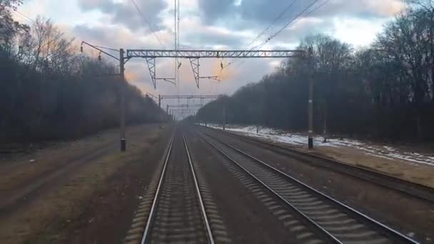 Proces Van Treinverkeer Rails Het Platteland Zicht Terug Naar Vertrekkende — Stockvideo