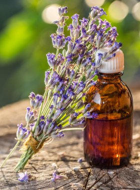 Grup lavandula veya lavanta çiçekleri ve petrol şişe are üstünde