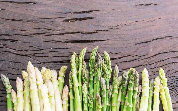 Tipi verdi e bianchi di germogli di asparagi su tavolo di legno. Inizio pagina — Foto Stock