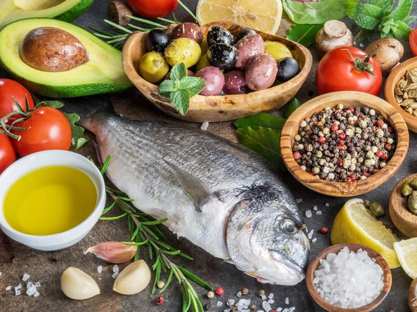 Сырая рыба Дорадо со специями и овощами на графитовой доске — стоковое фото