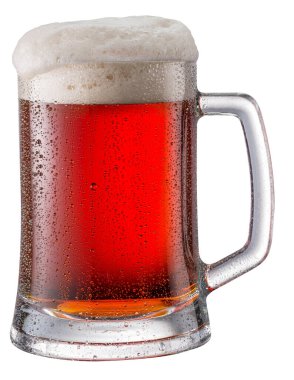 Beyaz arka planda izole edilmiş bira bardağı. Kırpma yolu içerir. Kırmızı bira..