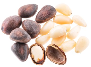 Çam fıstığı beyaz arka plan üzerinde. Organik gıda.