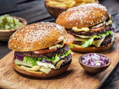 Tahta tepside hamburger ve patates kızartması..