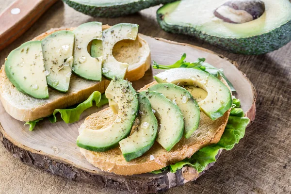 Avocado Segmenten Het Geroosterd Brood — Stockfoto