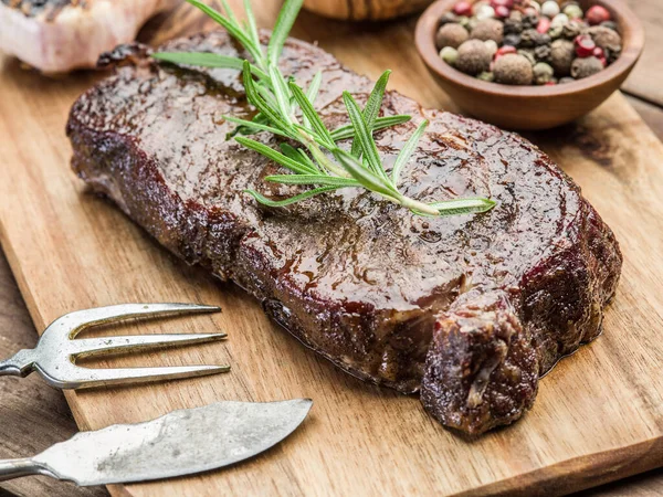 Steak Ribeye Mit Gewürzen Auf Dem Holztablett — Stockfoto