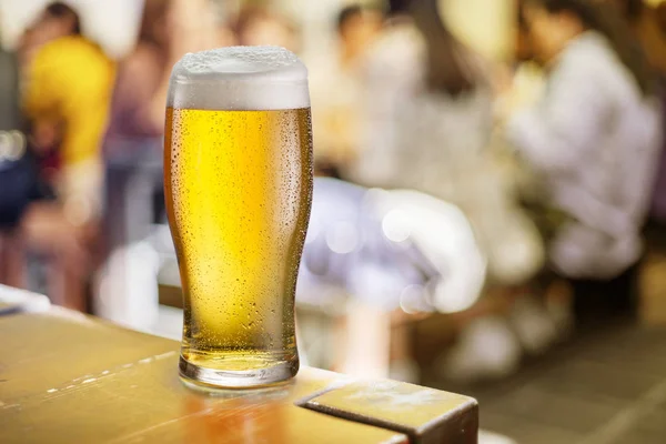 Vaso Cerveza Está Sobre Una Mesa Pub Cerveza Ligera — Foto de Stock