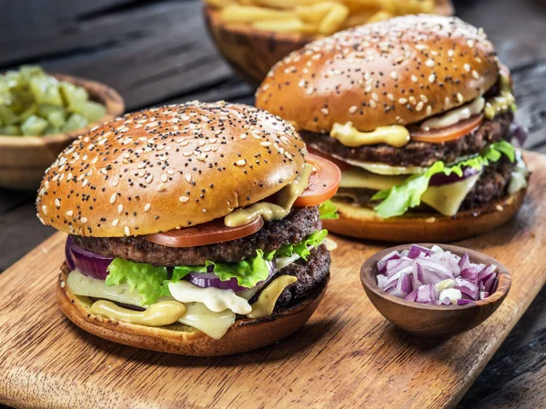 Hamburger Und Pommes Auf Dem Holztablett — Stockfoto