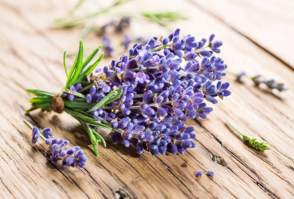 Tahta Arka Planda Bir Demet Taze Lavanta Lavanta Çiçeği — Stok fotoğraf