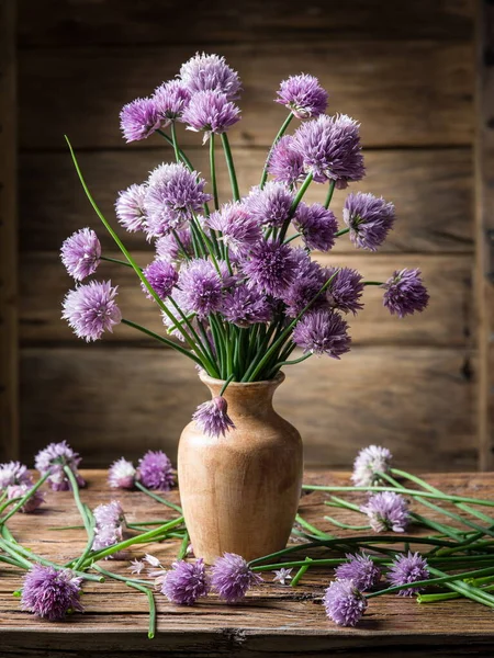 Csokor Hagyma Metélőhagyma Virágok Vázában Asztalon — Stock Fotó