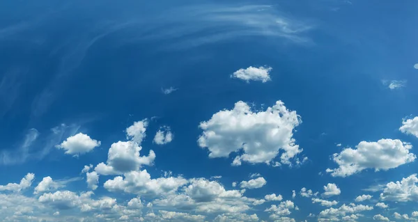 Ein Paar Leichte Kumuliforme Wolken Klaren Blauen Himmel Hintergrund Natur — Stockfoto